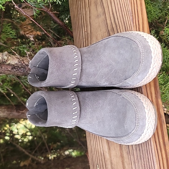 UGG Varney Ankle Bootie - Picture 3 of 8